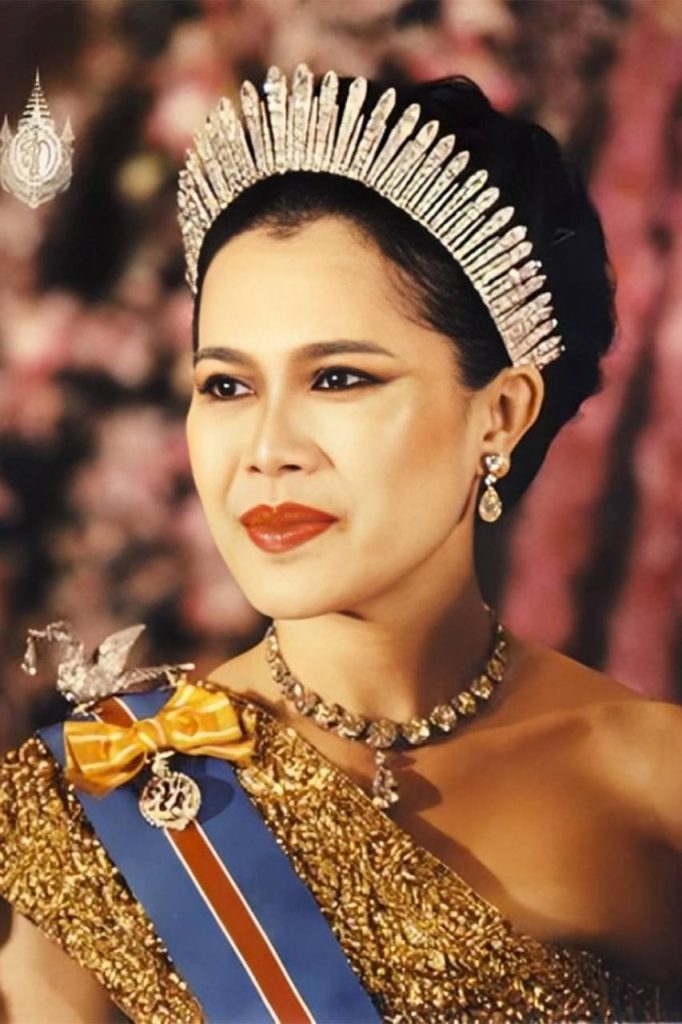 Queen Sirikit က ဘယ်လိုတော်ဝင်ရတနာတွေကိုဝတ်ဆင်ခဲ့လဲ❓